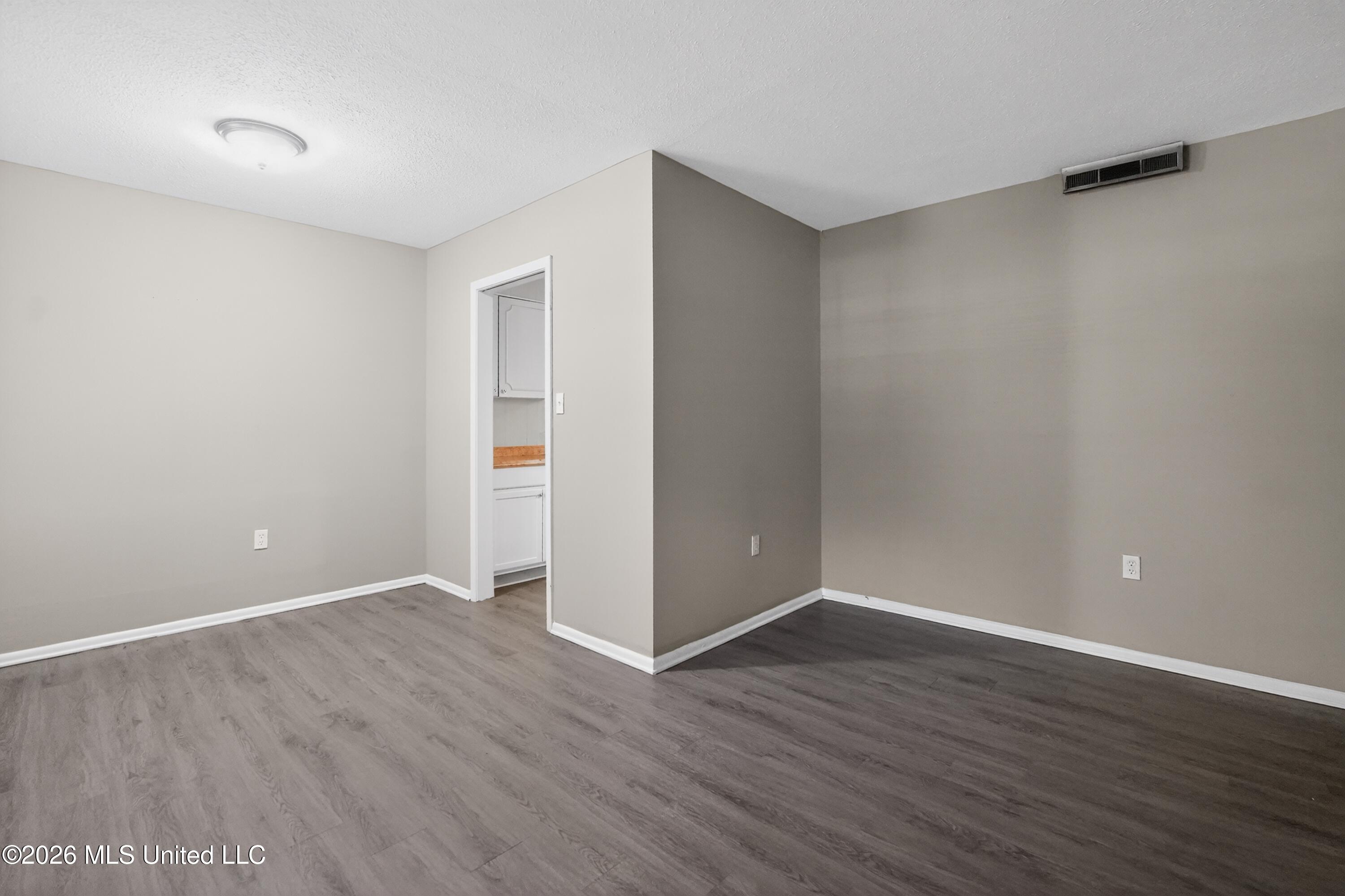 620 Queen Circle Jackson, MS 39209 - Photo 14 of 43 14_620_Queen_Cir-Living_room-6509