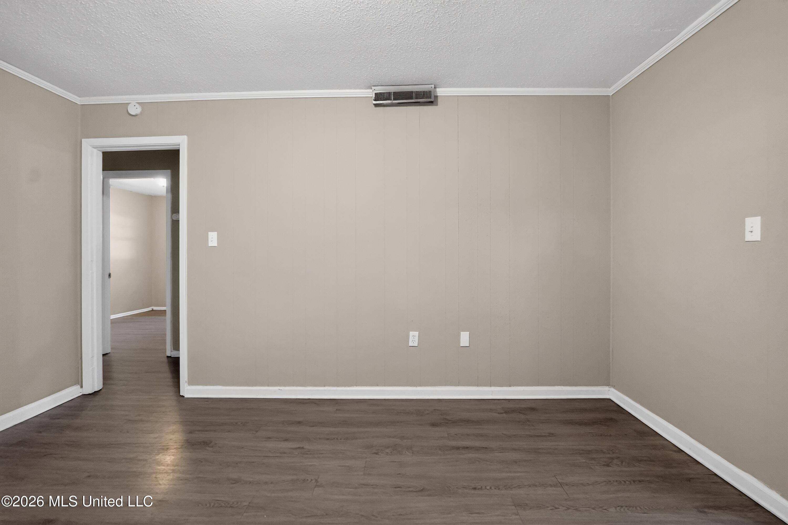 620 Queen Circle Jackson, MS 39209 - Photo 15 of 43 15_620_Queen_Cir-Living_room-6538
