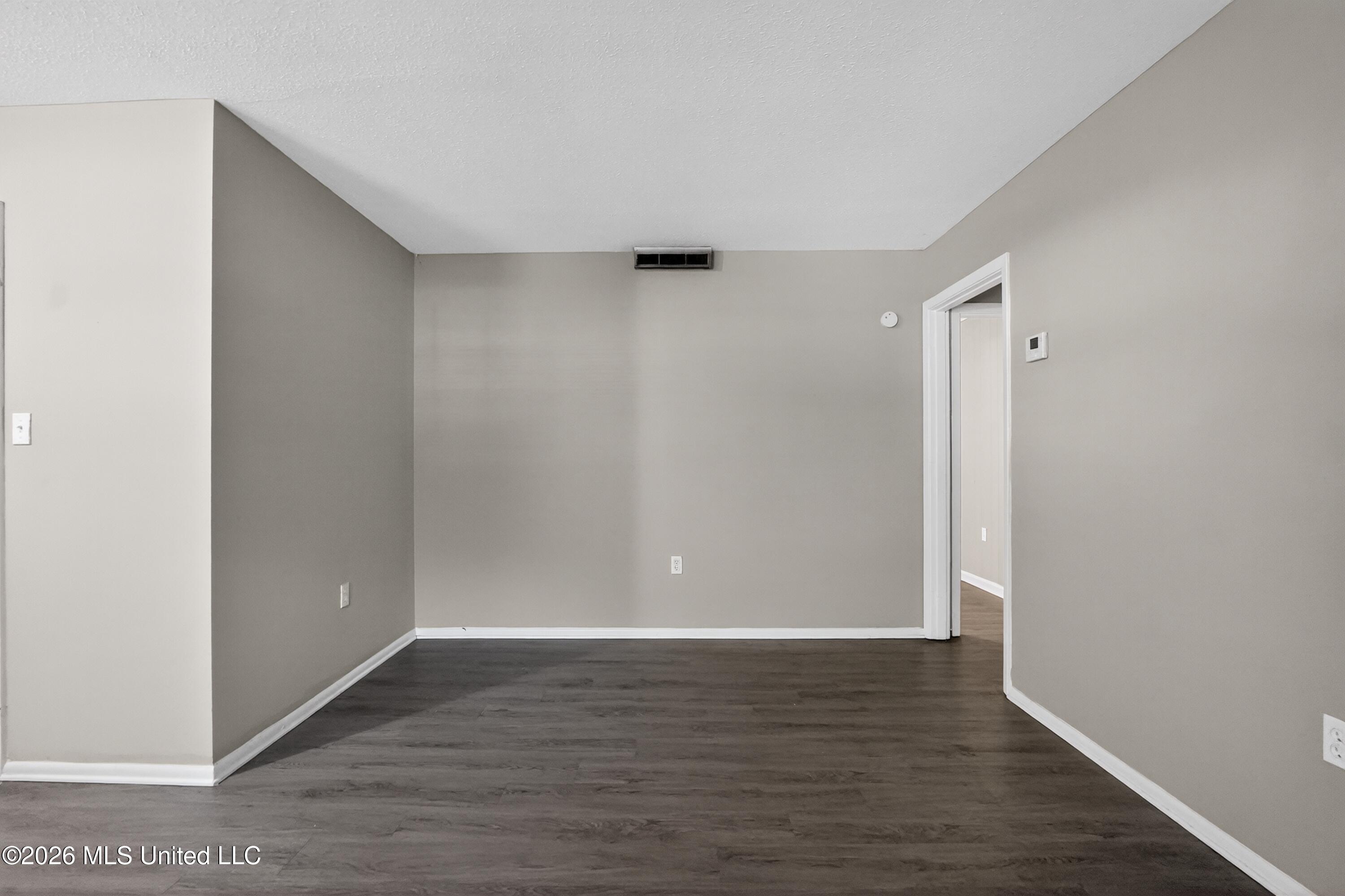 620 Queen Circle Jackson, MS 39209 - Photo 17 of 43 17_620_Queen_Cir-Living_room-6513