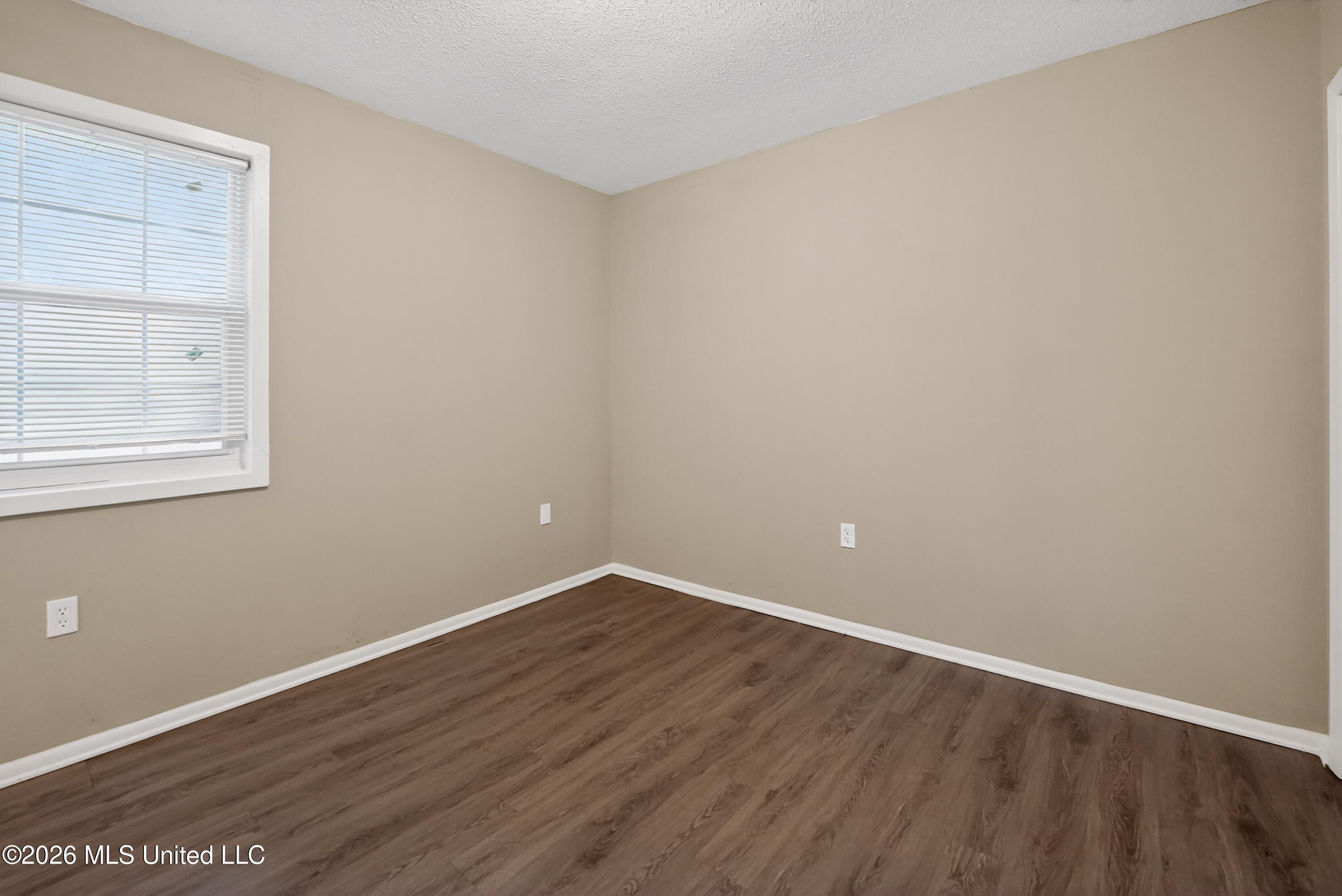 620 Queen Circle Jackson, MS 39209 - Photo 18 of 43 18_620_Queen_Cir-Living_room-6521