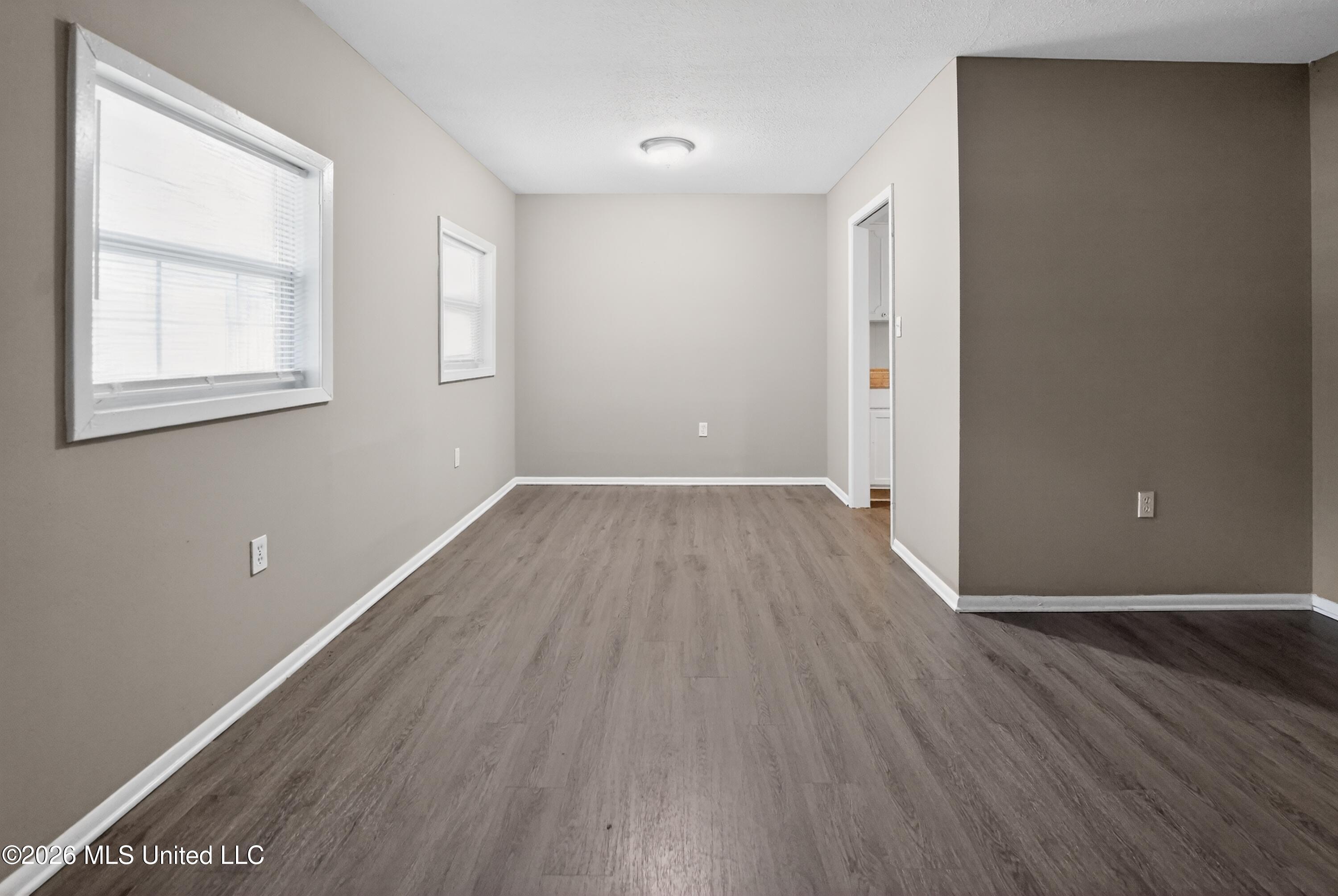 620 Queen Circle Jackson, MS 39209 - Photo 19 of 43 19_620_Queen_Cir-Living_room-6510