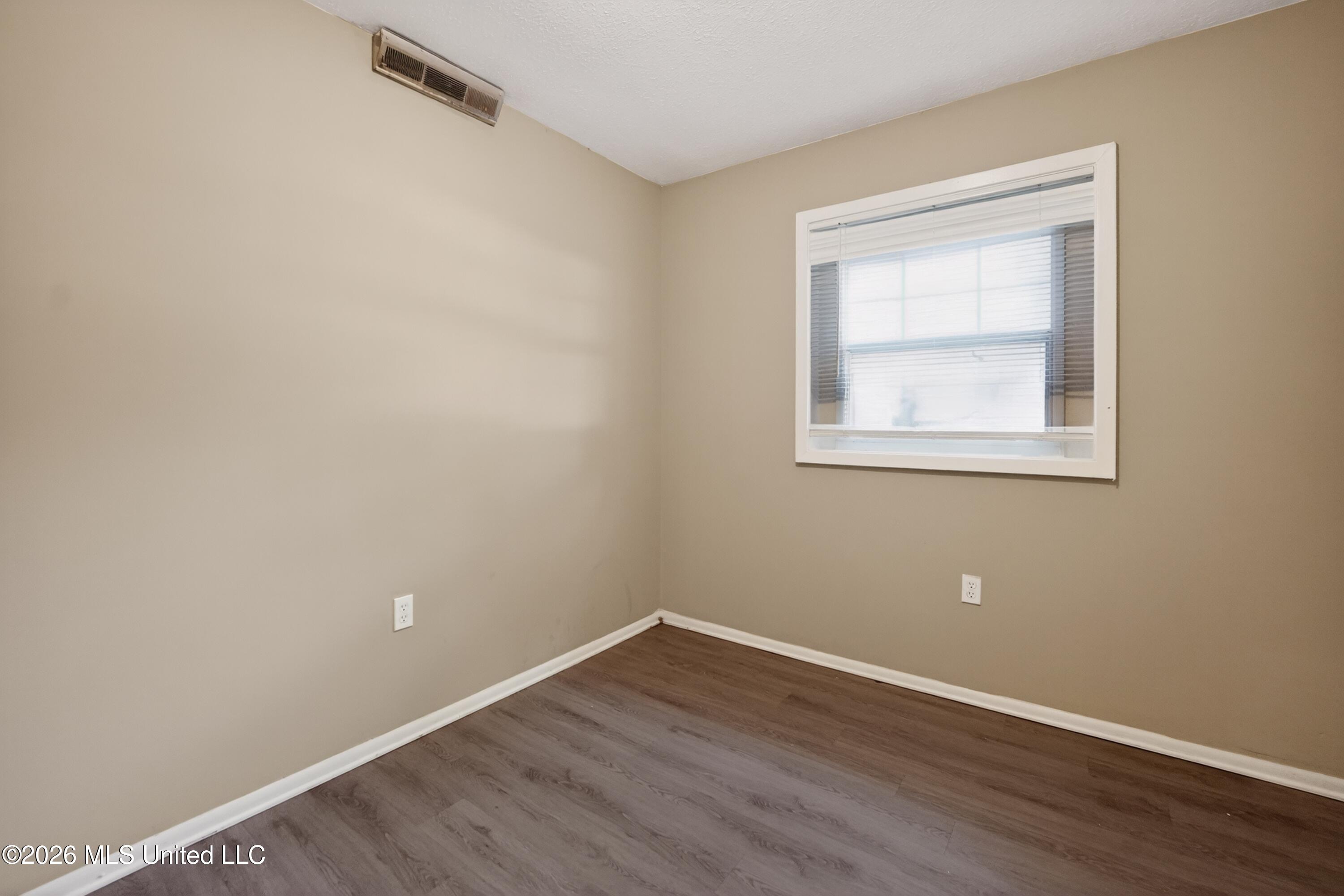 620 Queen Circle Jackson, MS 39209 - Photo 20 of 43 20_620_Queen_Cir-Living_room-6514