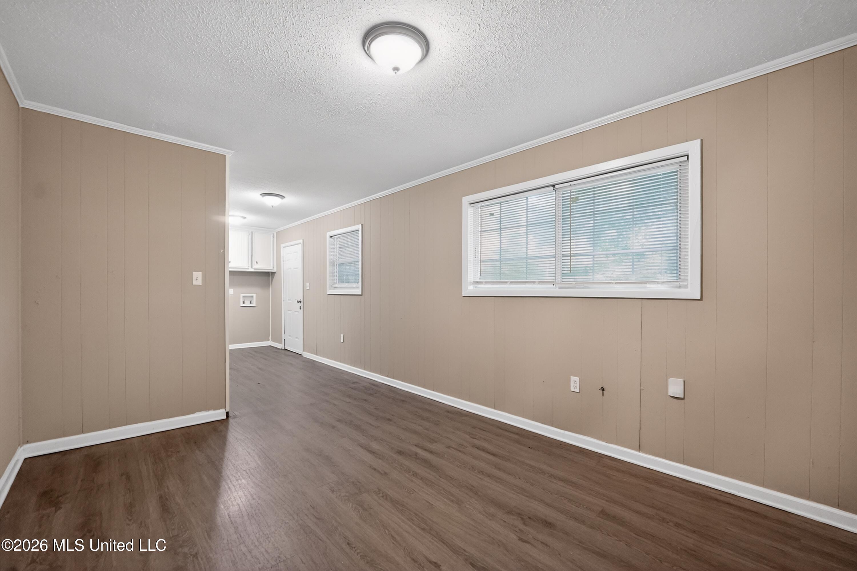 620 Queen Circle Jackson, MS 39209 - Photo 23 of 43 23_620_Queen_Cir-Living_room-6535