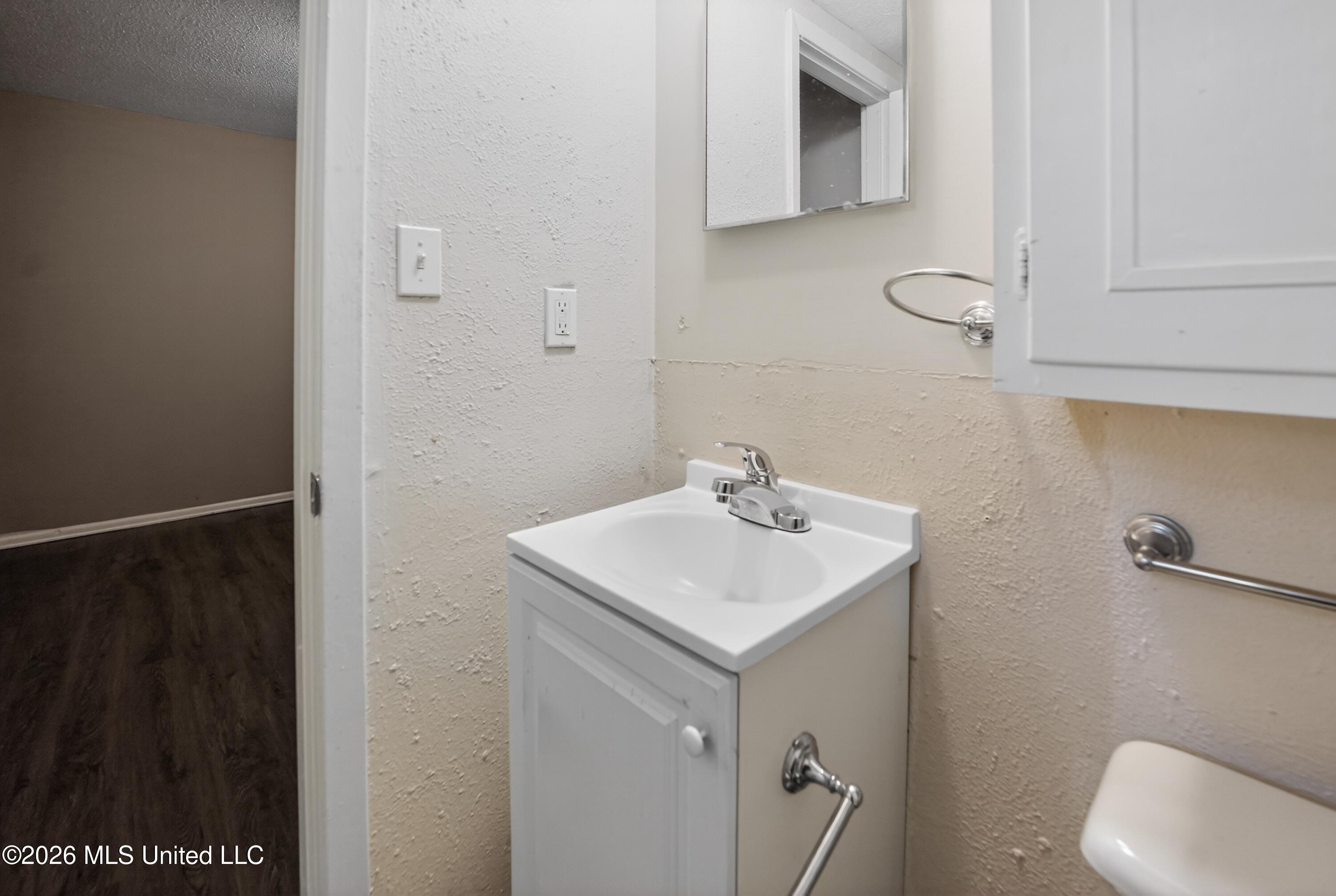 620 Queen Circle Jackson, MS 39209 - Photo 38 of 43 38_620_Queen_Cir-Bathroom-6529