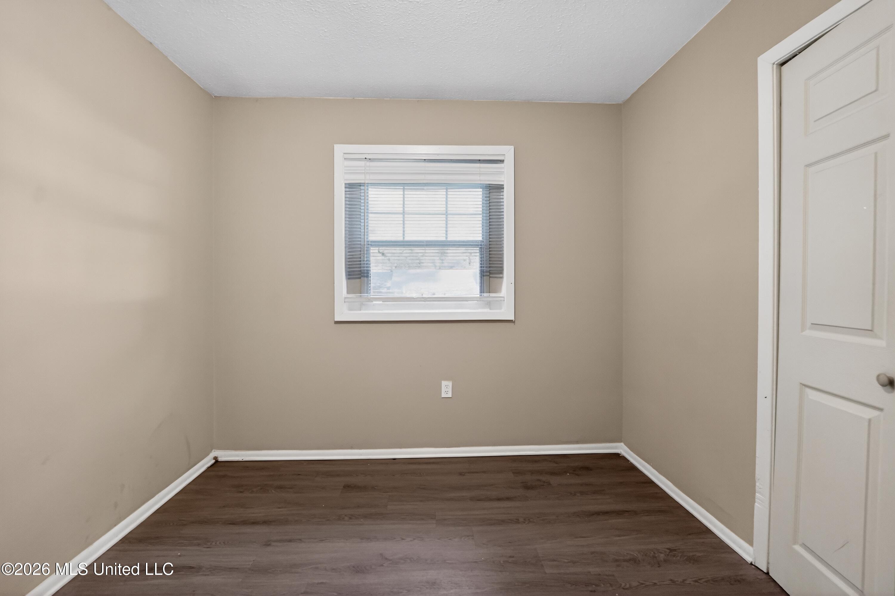 620 Queen Circle Jackson, MS 39209 - Photo 8 of 43 08_620_Queen_Cir-Living_room-6515