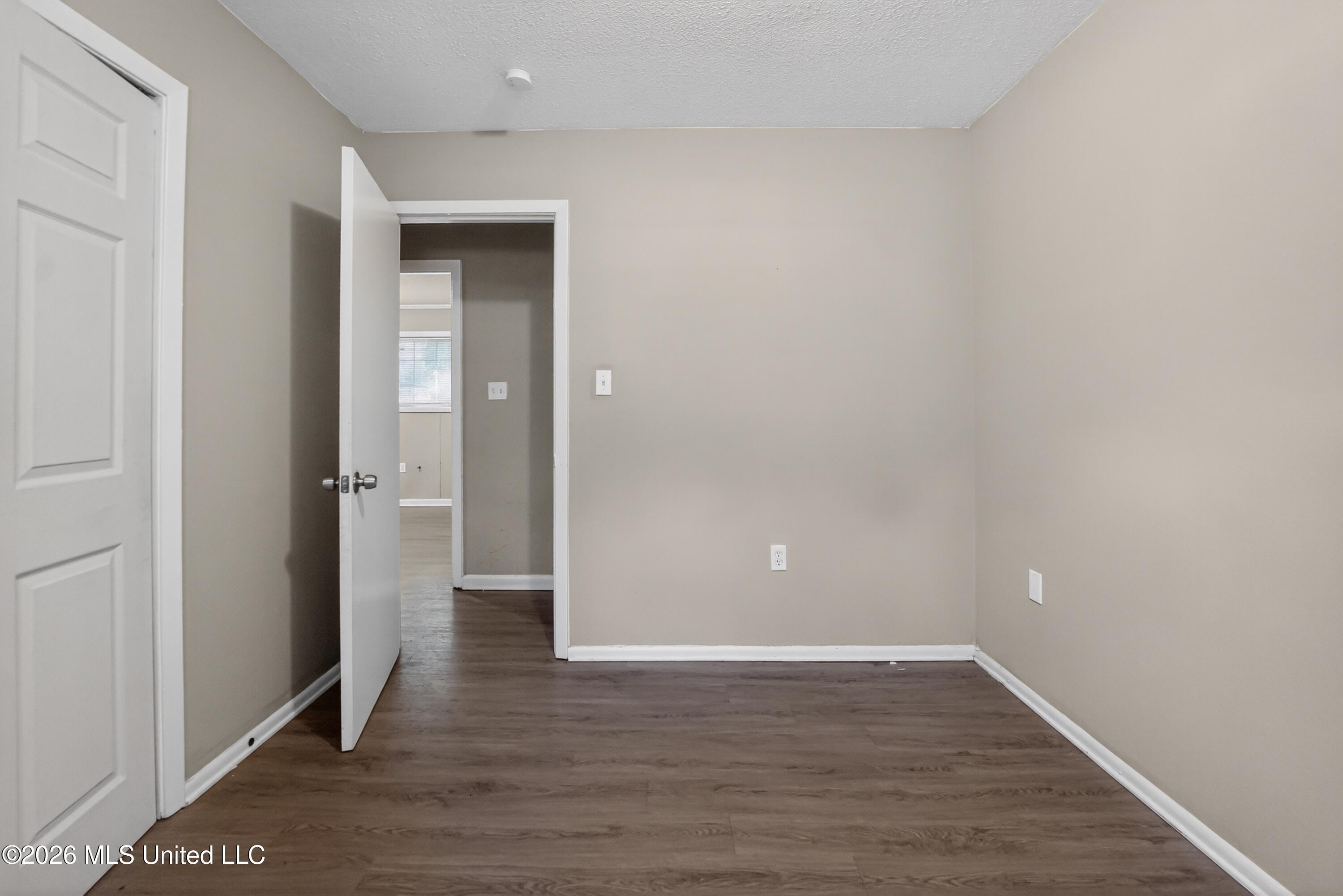 620 Queen Circle Jackson, MS 39209 - Photo 10 of 43 10_620_Queen_Cir-Living_room-6518
