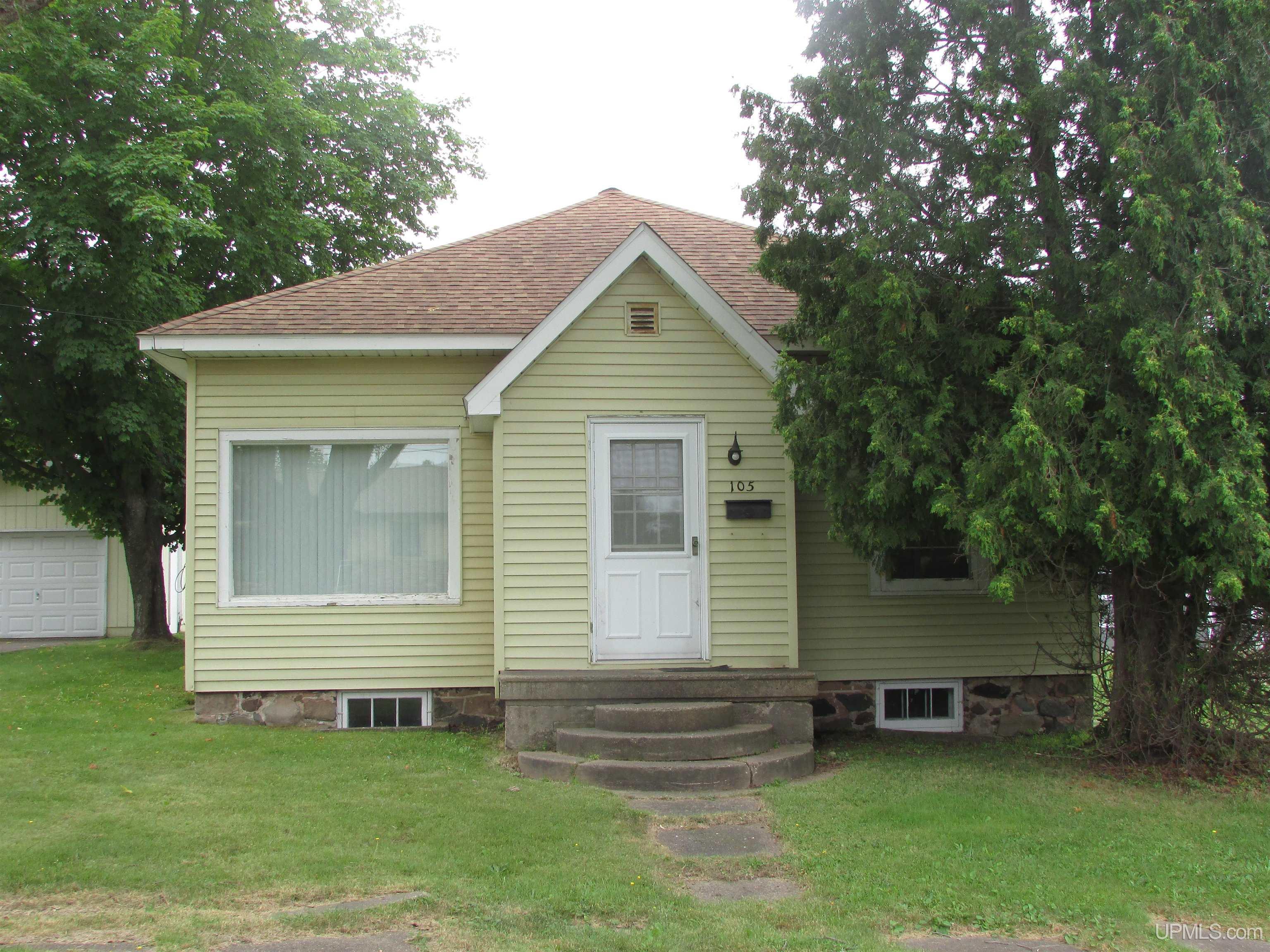 105 West Fall Street L'Anse, MI 49946 - Photo 1 of 28