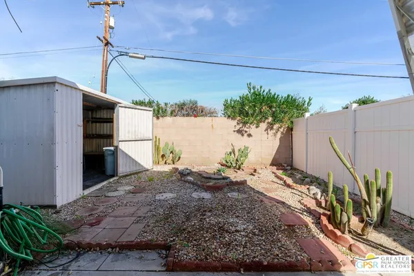 a view of a backyard
