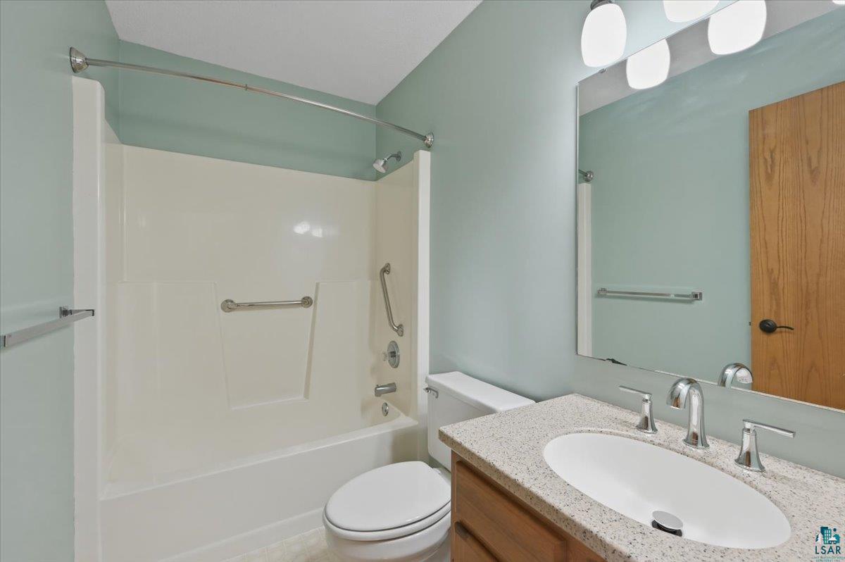 4113 Tioga Street Duluth, MN 55804 - Photo 15 of 31 Primary Bedroom Bath