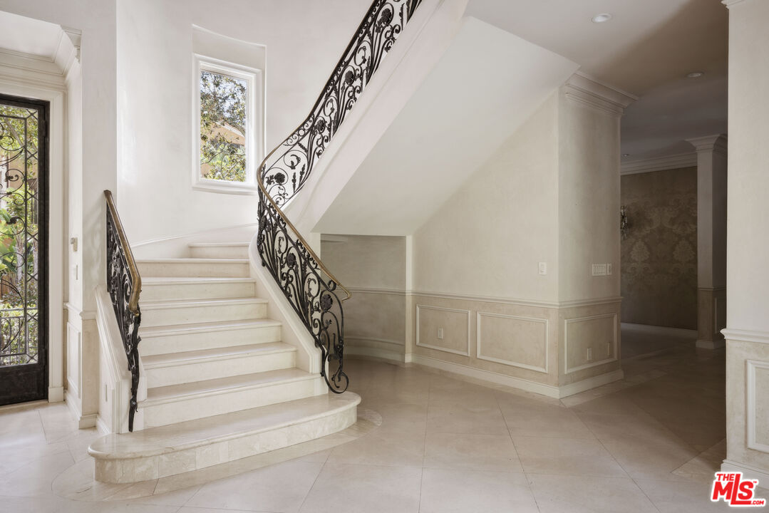 1160 Chantilly Road Los Angeles, CA 90077 - Photo 18 of 32 a view of entryway