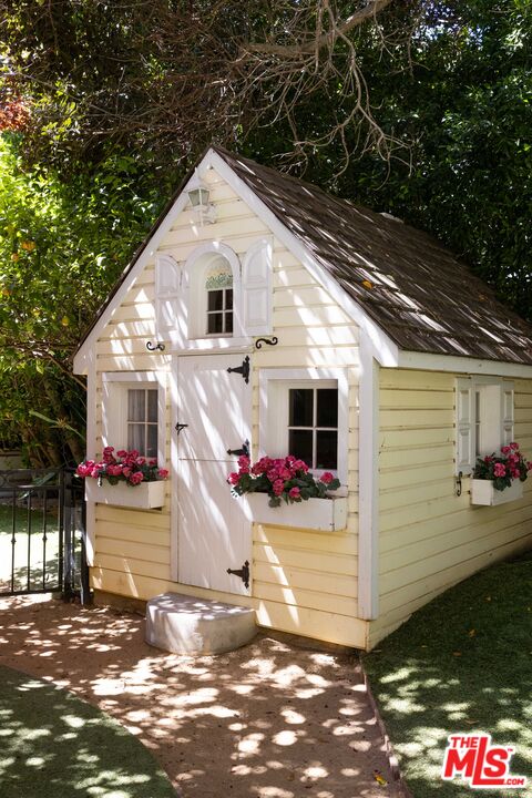1160 Chantilly Road Los Angeles, CA 90077 - Photo 30 of 32 a view of a house with a yard and sitting area