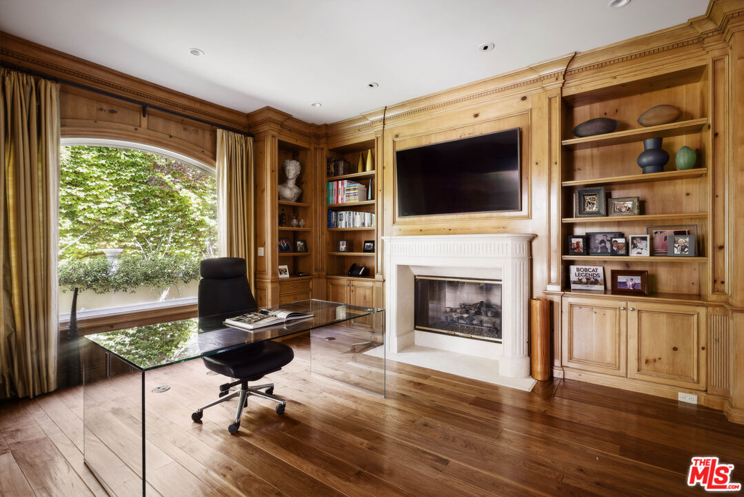 1160 Chantilly Road Los Angeles, CA 90077 - Photo 7 of 32 a living room with furniture fireplace and flat screen tv