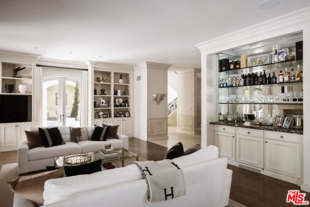 1160 Chantilly Road Los Angeles, CA 90077 - Photo 10 of 32 a living room with furniture and a kitchen area