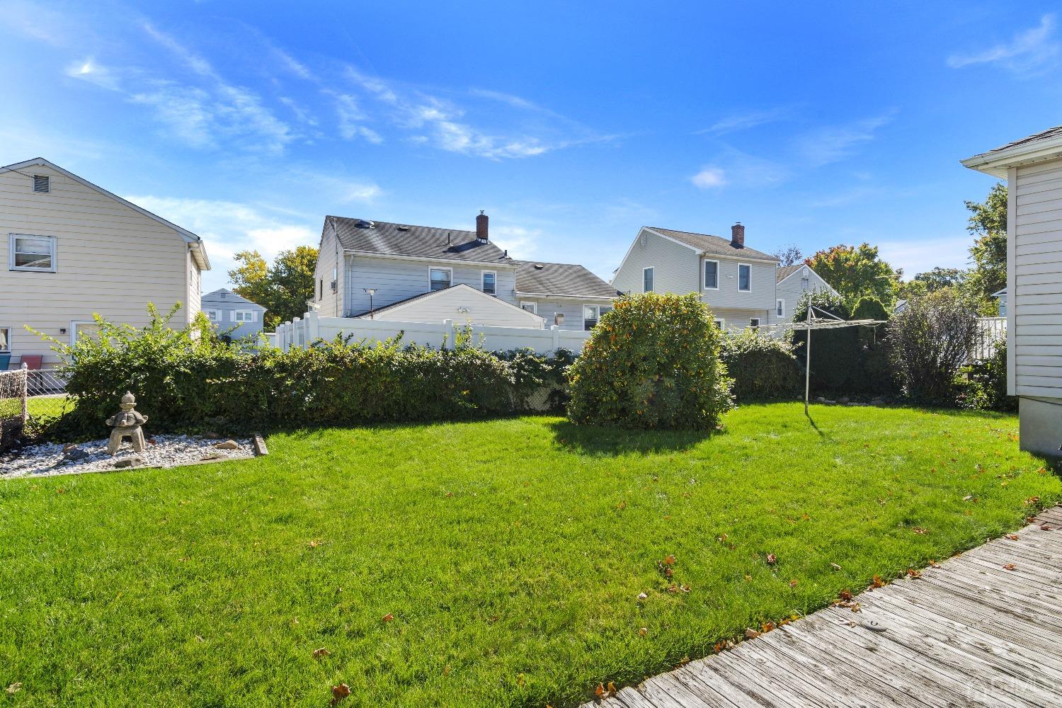 7 Garside Place Clark, NJ 07066 - Photo 5 of 34 a house view with a garden space