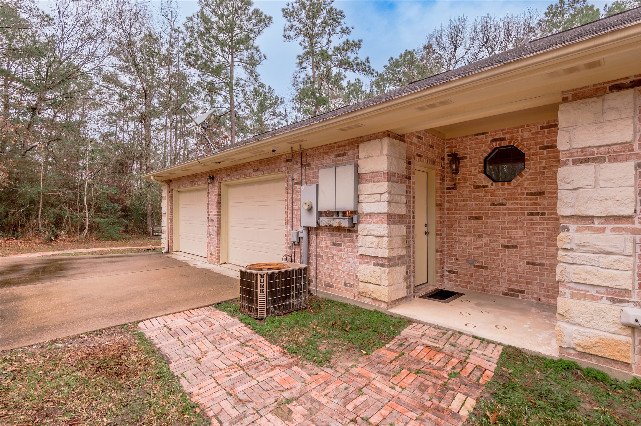 20 Tall Timbers Way Huntsville, TX 77320 - Photo 31 of 41 a backyard of a house with a large tree