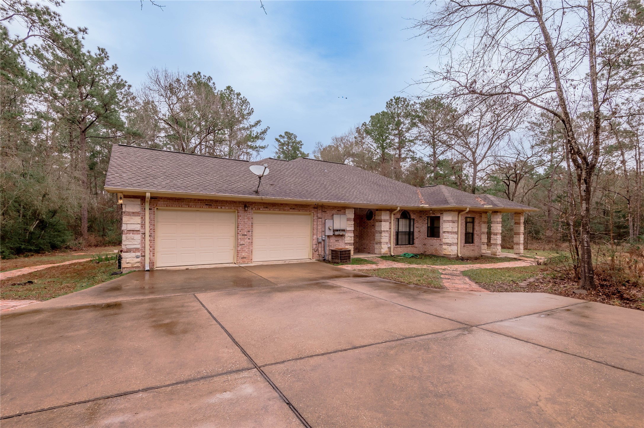 20 Tall Timbers Way Huntsville, TX 77320 - Photo 5 of 41 a front view of a house with a yard and garage