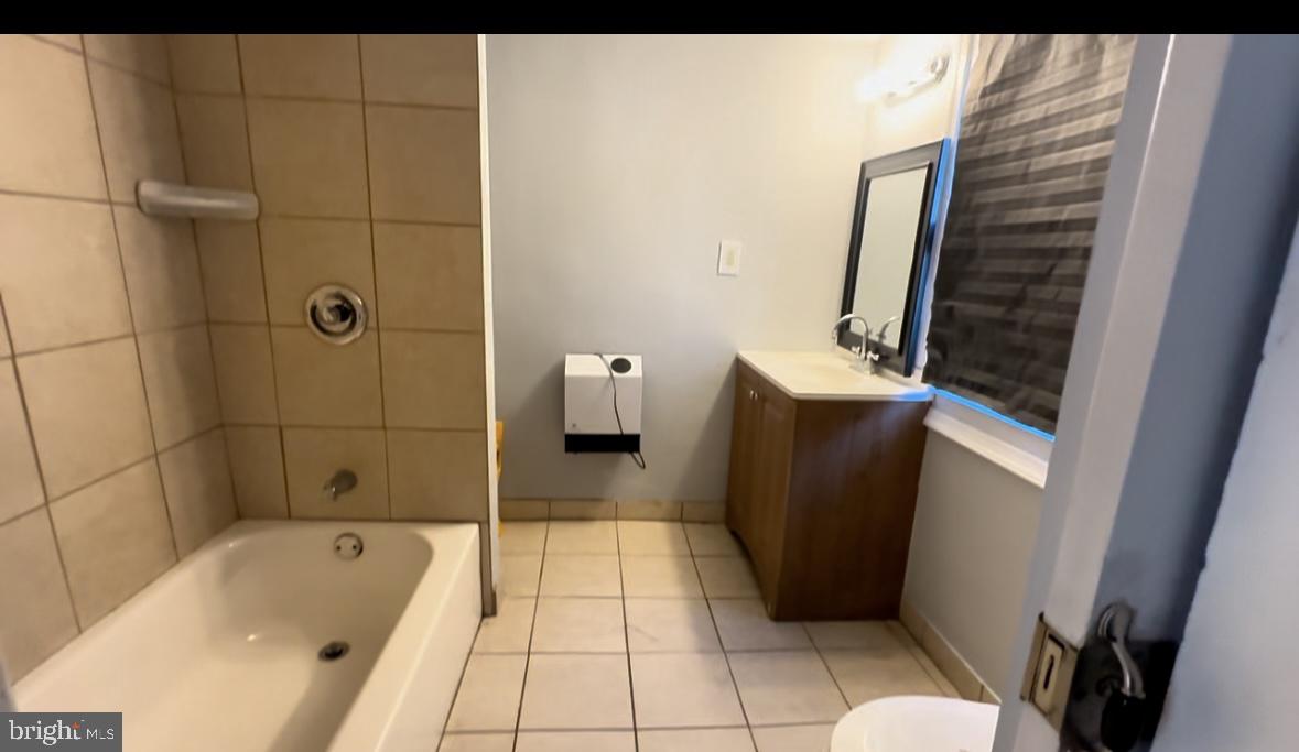 1707 Harman Avenue Baltimore, MD 21230 - Photo 8 of 18 a bathroom with a bathtub