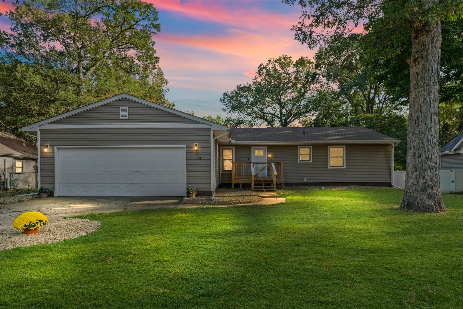 1101 East Pin Oak Drive Mahomet, IL 61853 - Photo 2 of 57 a front view of a house with garden