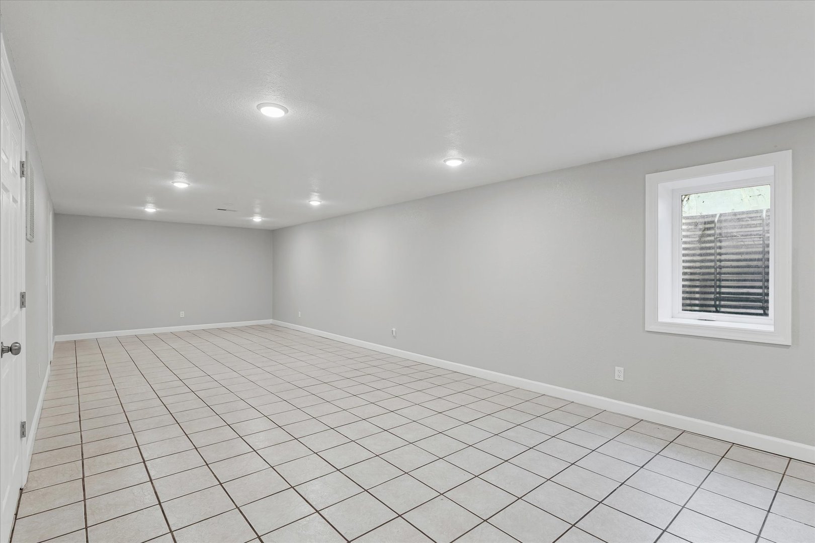 1101 East Pin Oak Drive Mahomet, IL 61853 - Photo 40 of 57 a view of an empty room and window