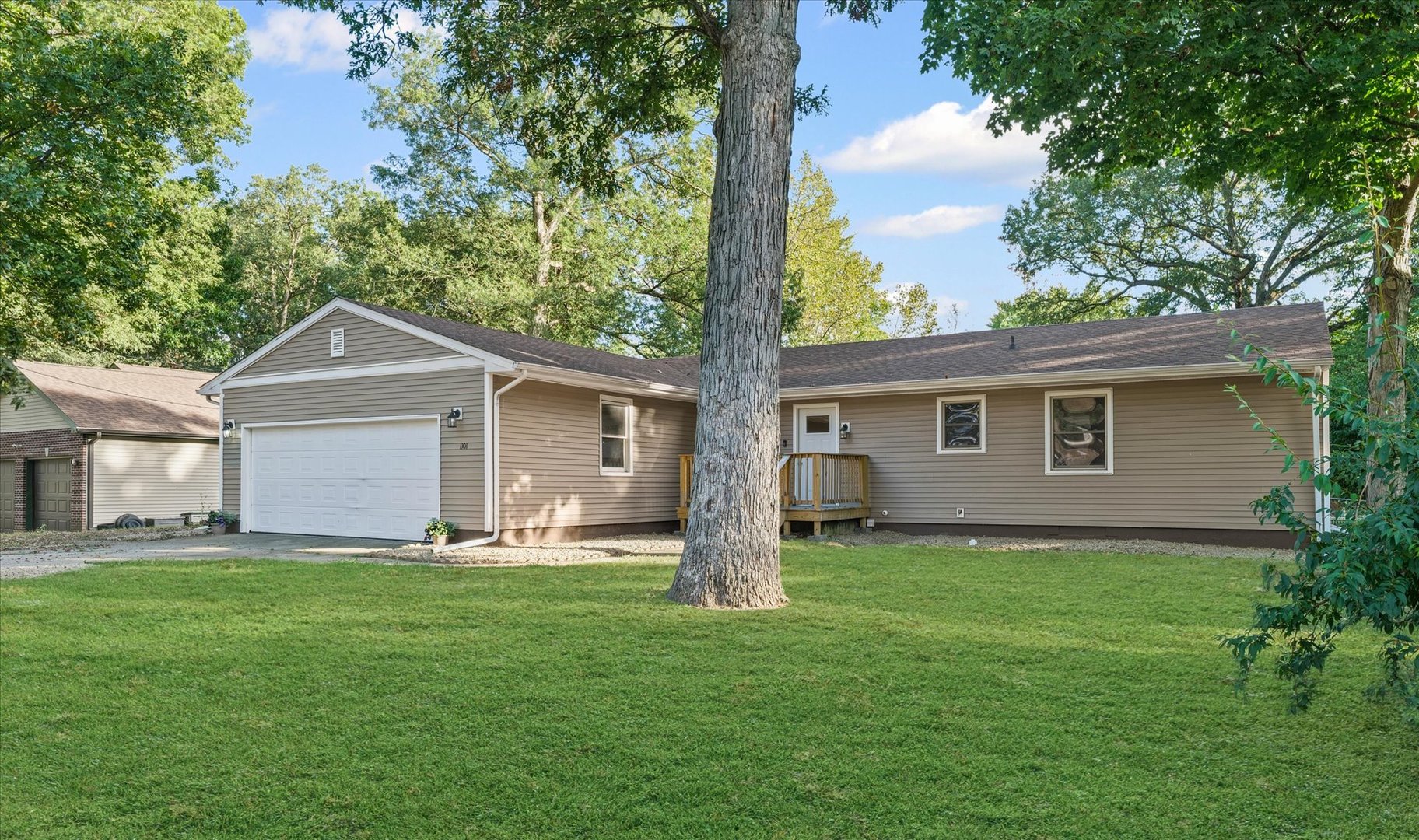 1101 East Pin Oak Drive Mahomet, IL 61853 - Photo 4 of 57 a front view of house with a garden and yard