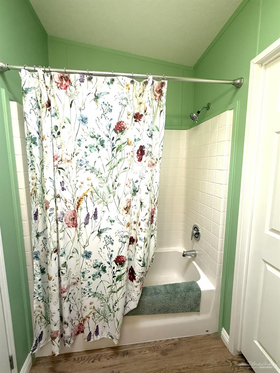 600 South Dennison Road, Unit 8 Tehachapi, CA 93561 - Photo 19 of 48 Guest bathroom tub/shower...