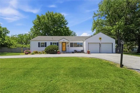 $350,000 | 1001 North Walker Lane, Olathe, KS 66061