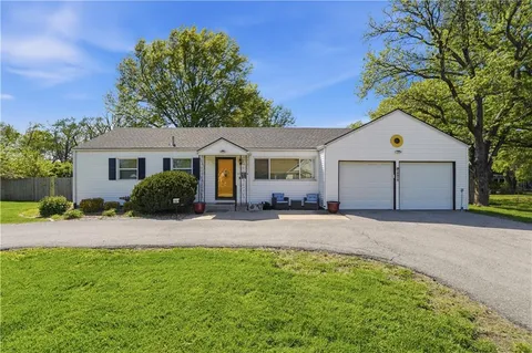 $350,000 | 1001 North Walker Lane, Olathe, KS 66061