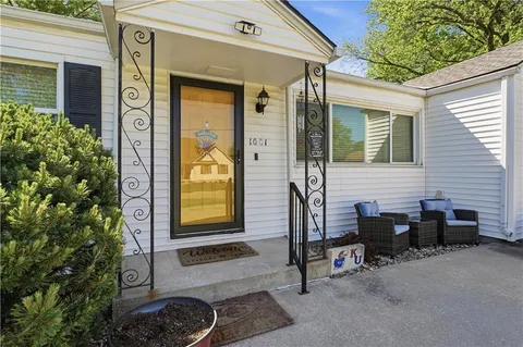 $350,000 | 1001 North Walker Lane, Olathe, KS 66061