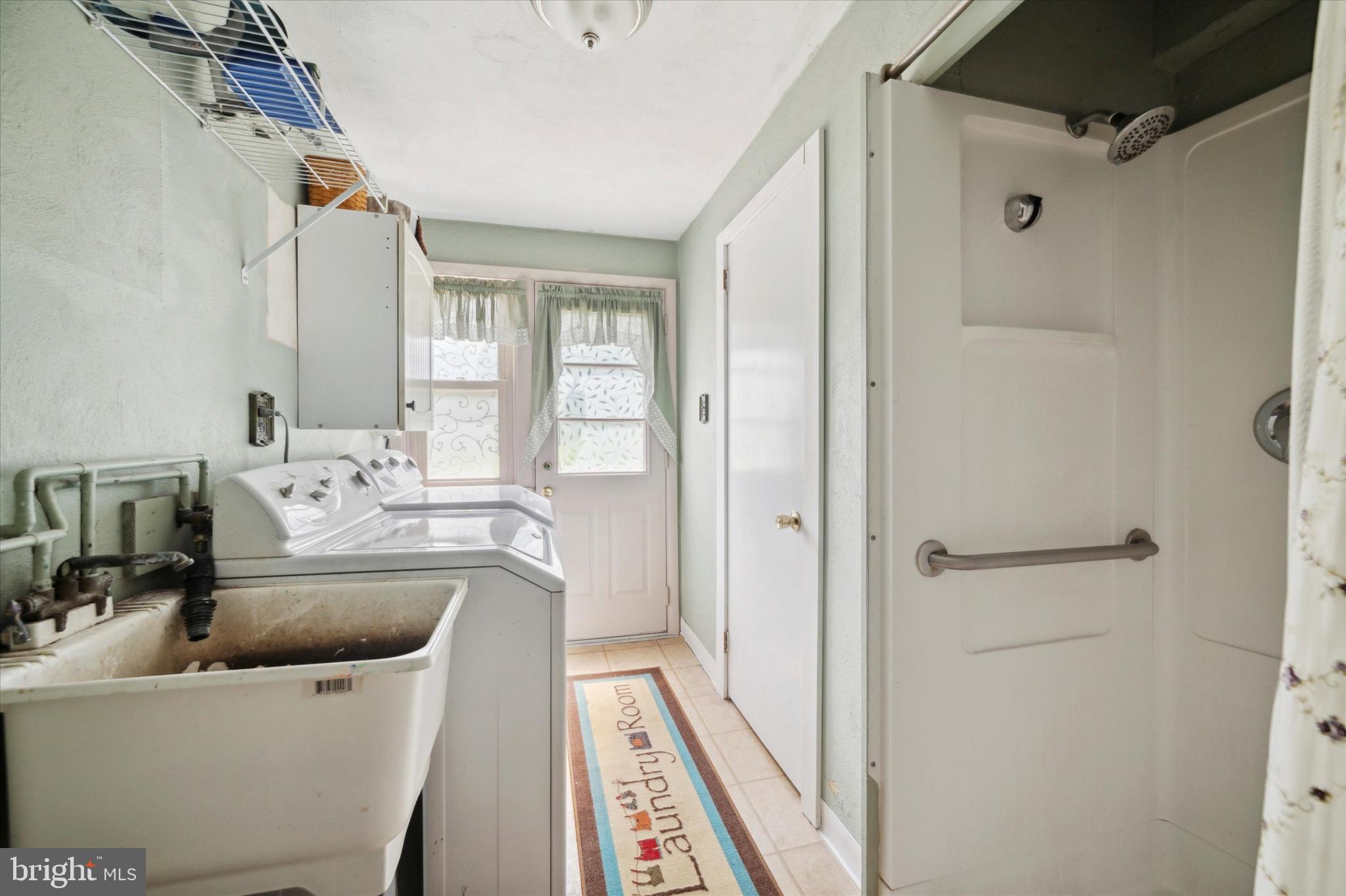 110 Bella Drive Broomall, PA 19008 - Photo 26 of 35 Laundry/Mudroom w/Shower