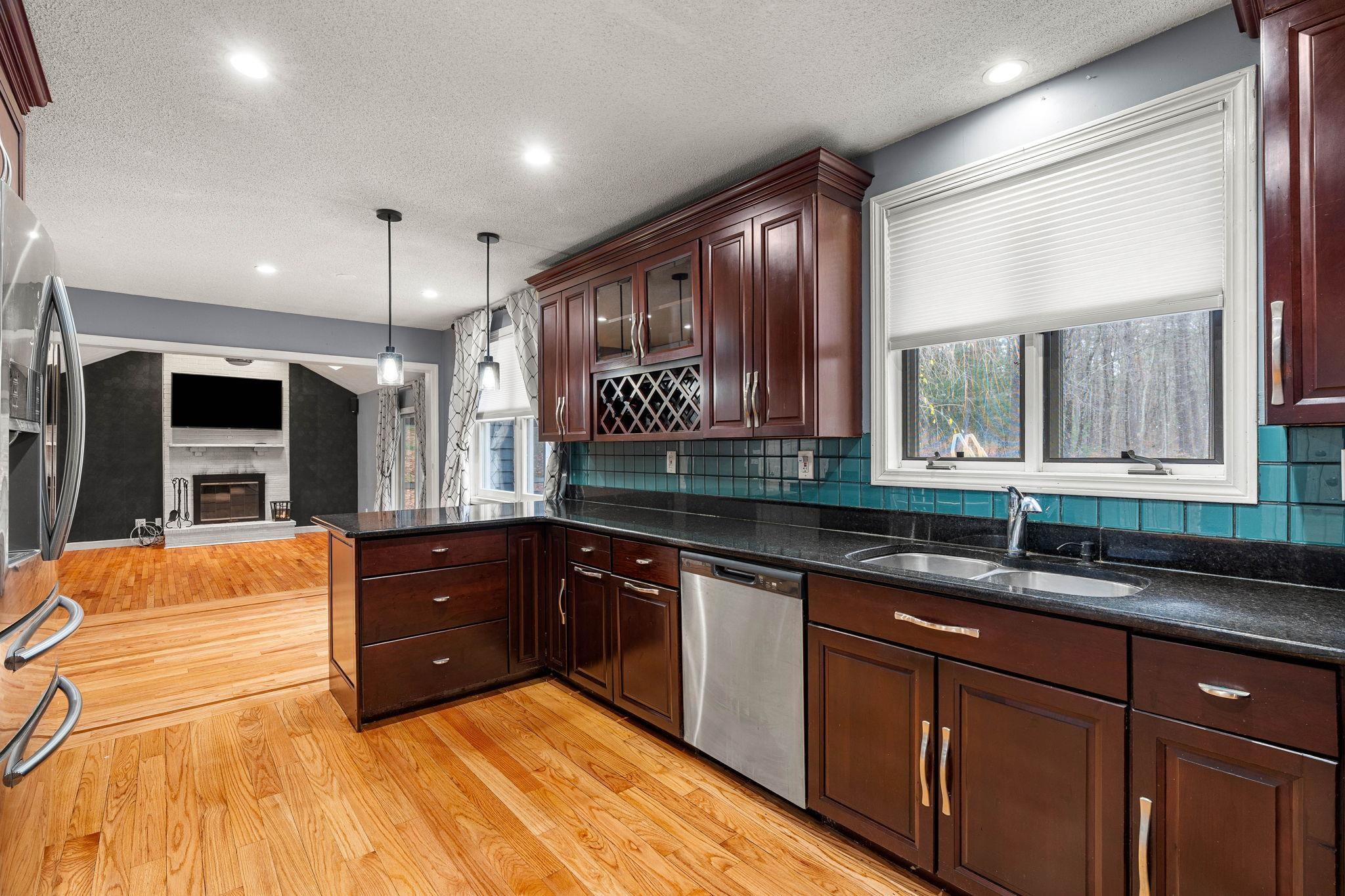 18 Lorri Road Derry, NH 03038 - Photo 7 of 37