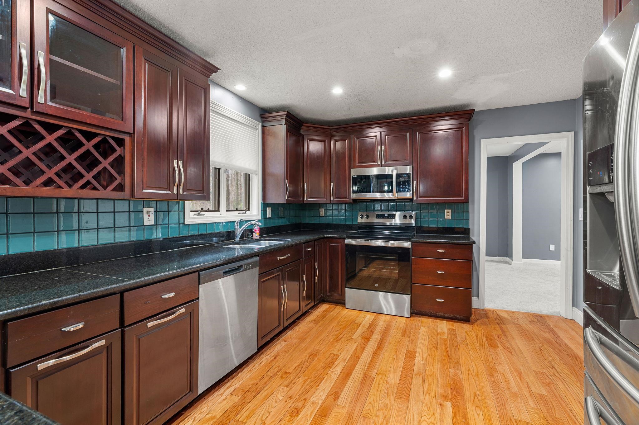 18 Lorri Road Derry, NH 03038 - Photo 10 of 37