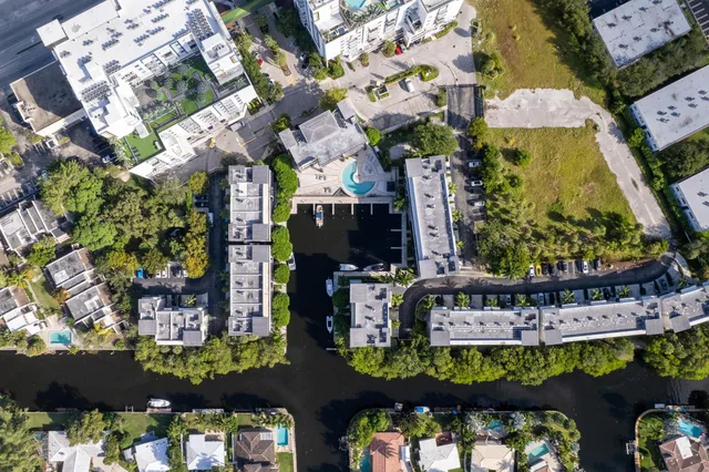 a view of yard with green space