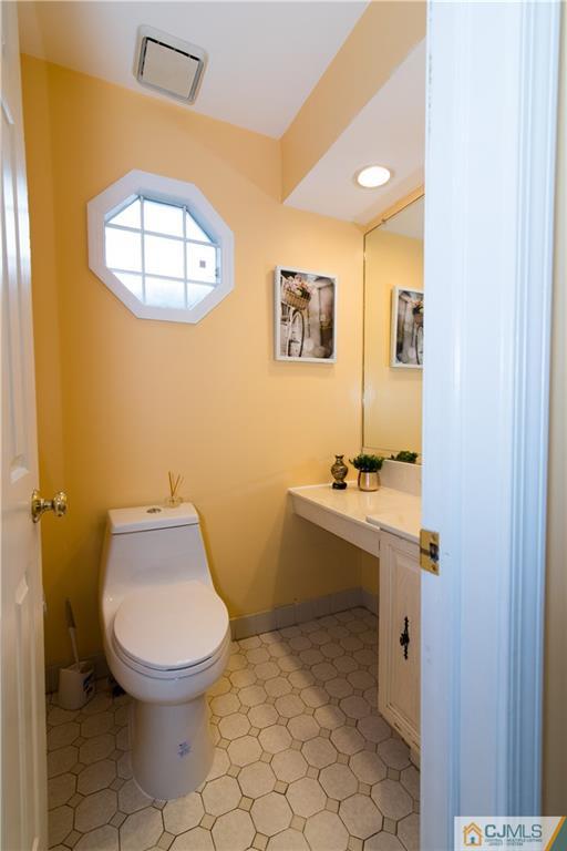 1106 Timber Oaks Road, Unit 1106 Edison, NJ 08820 - Photo 7 of 20 a bathroom with a toilet a sink and mirror
