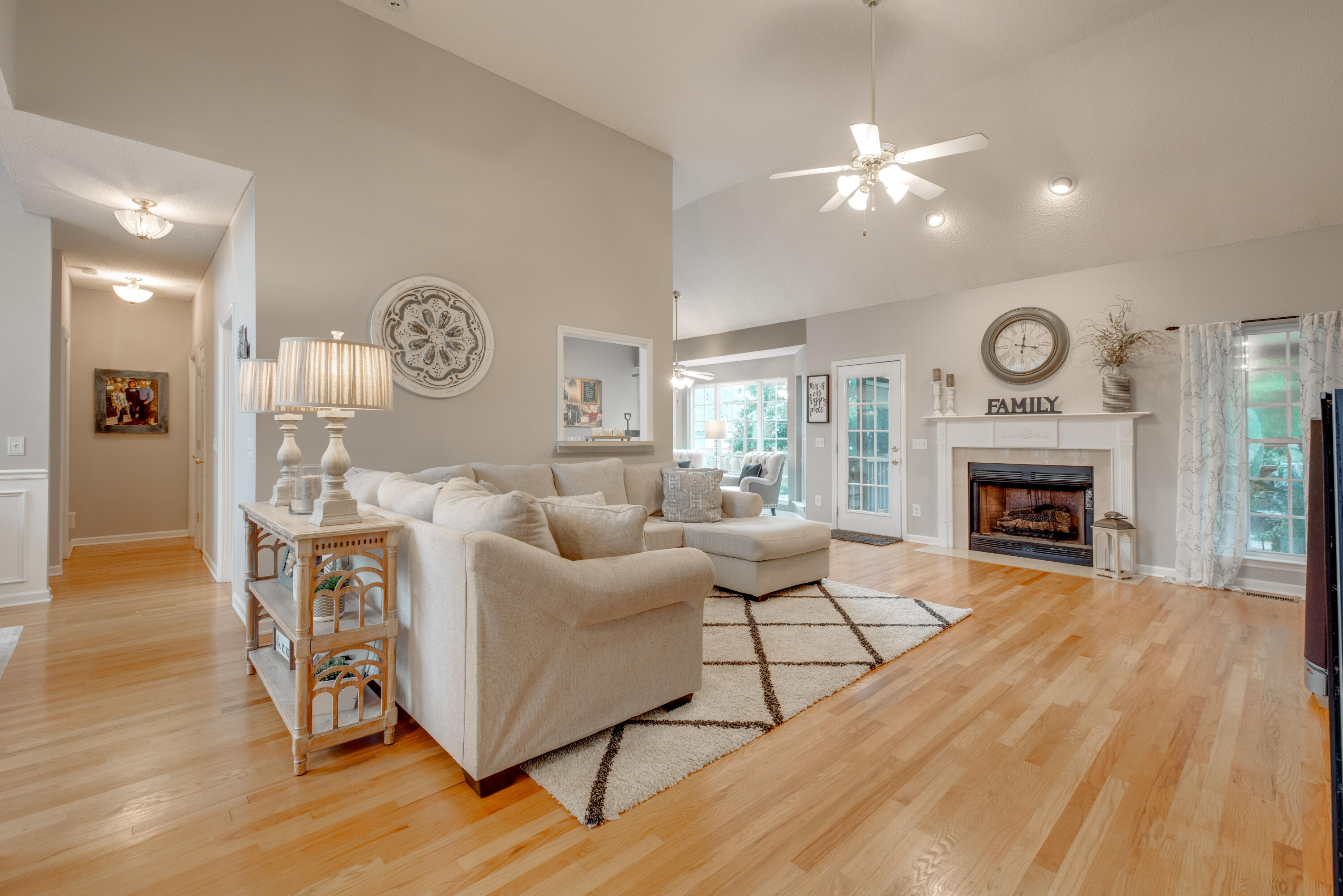 2091 Paris Metz Road Chattanooga, TN 37421 - Photo 8 of 40 Family Room with Cathedral Ceilings