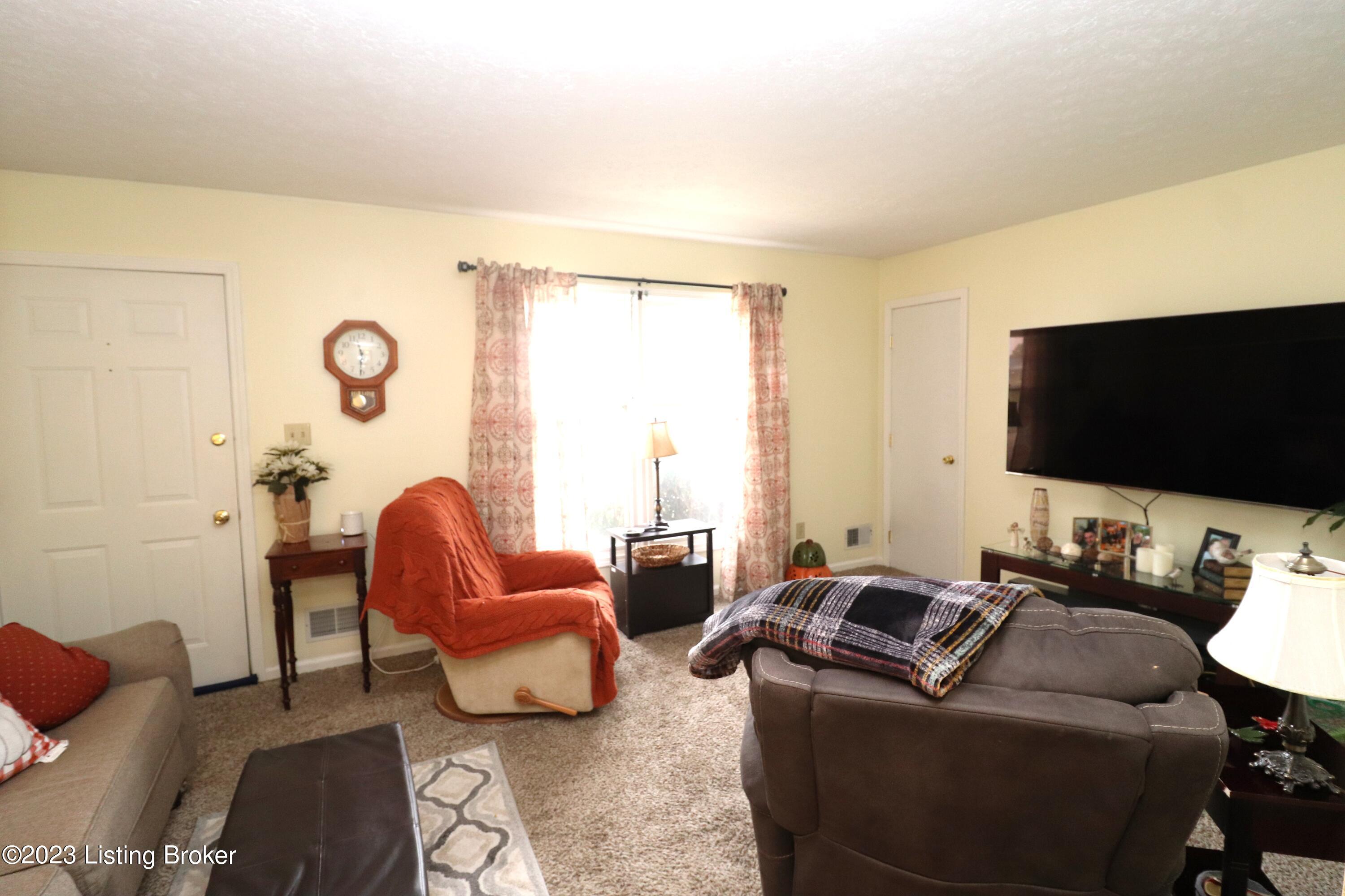 5610 Axbridge Road Louisville, KY 40216 - Photo 4 of 16 Living 2
