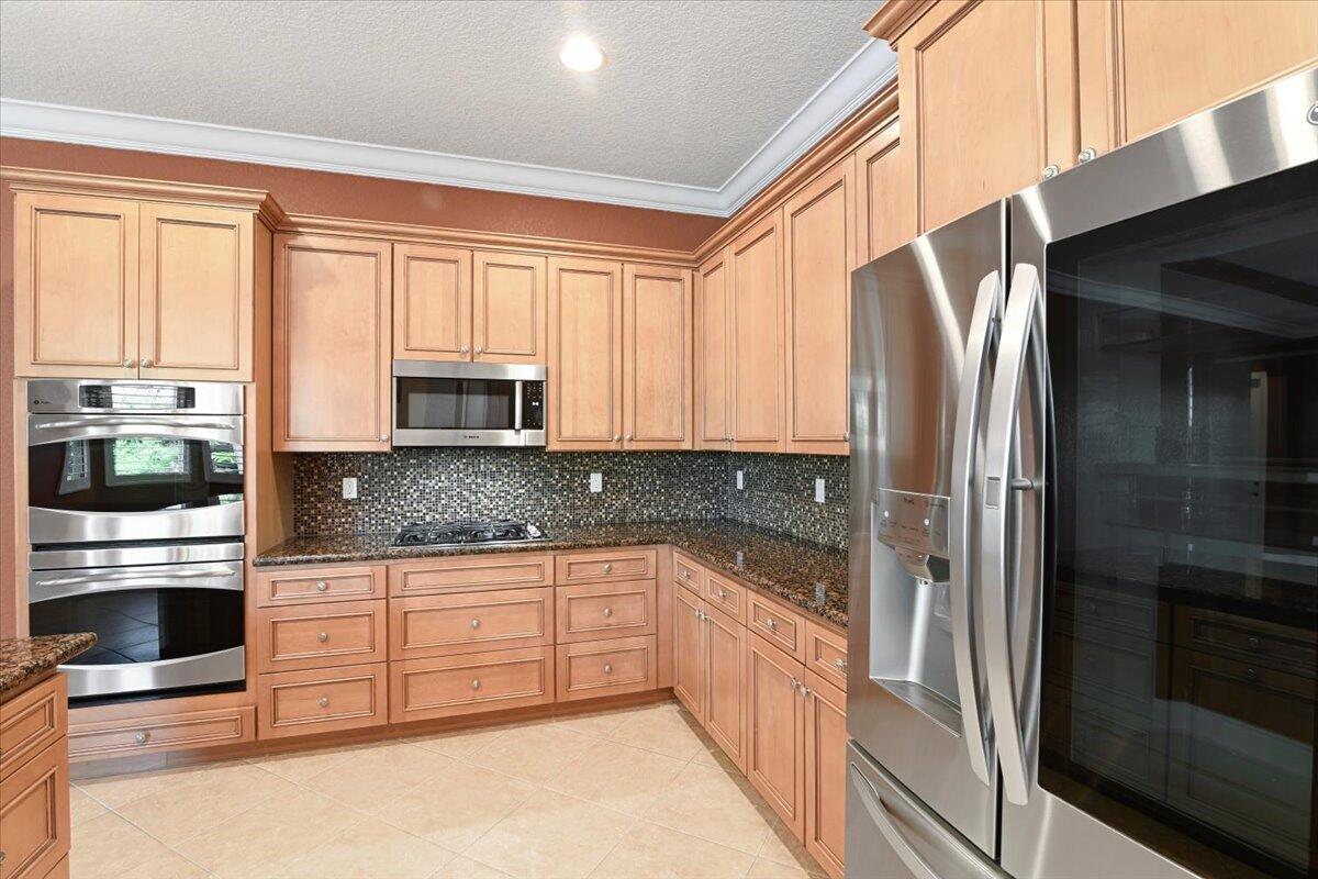 7536 Southeast Laque Circle Stuart, FL 34997 - Photo 19 of 46 Spacious Kitchen
