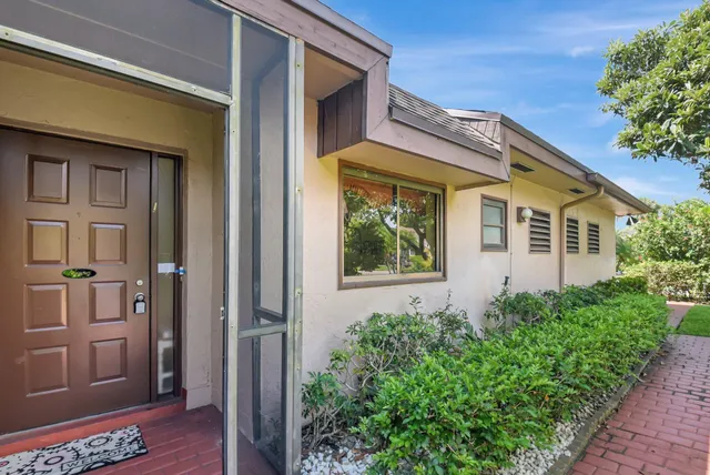 $290,000 | 6749 Versailles Court, Lake Worth, FL 33467