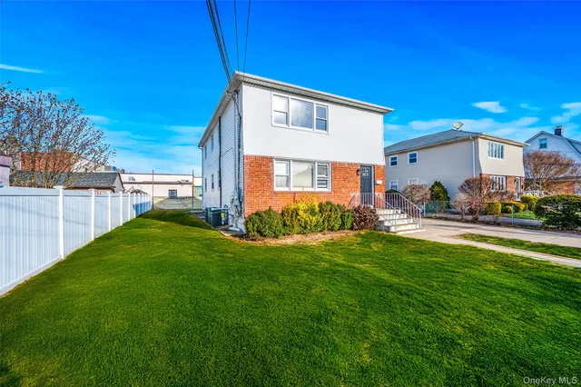 a view of back yard of the house