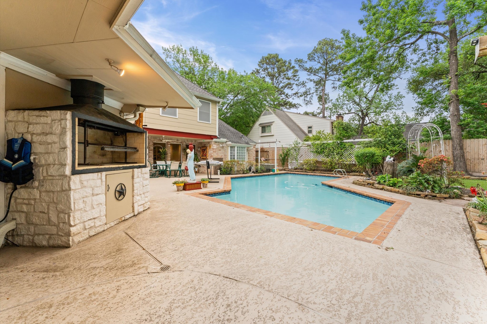 17403 Butte Creek Road Houston, TX 77090 - Photo 22 of 39 Outdoor kitchen and Pool