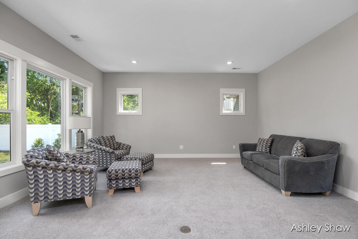 1468 Maplewood Drive, Unit 9 Jenison, MI 49428 - Photo 6 of 13 Livingroom