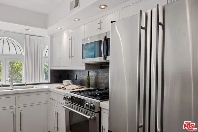 $1,649,000 | 12011 Goshen Avenue, Unit 301, Los Angeles, CA 90049