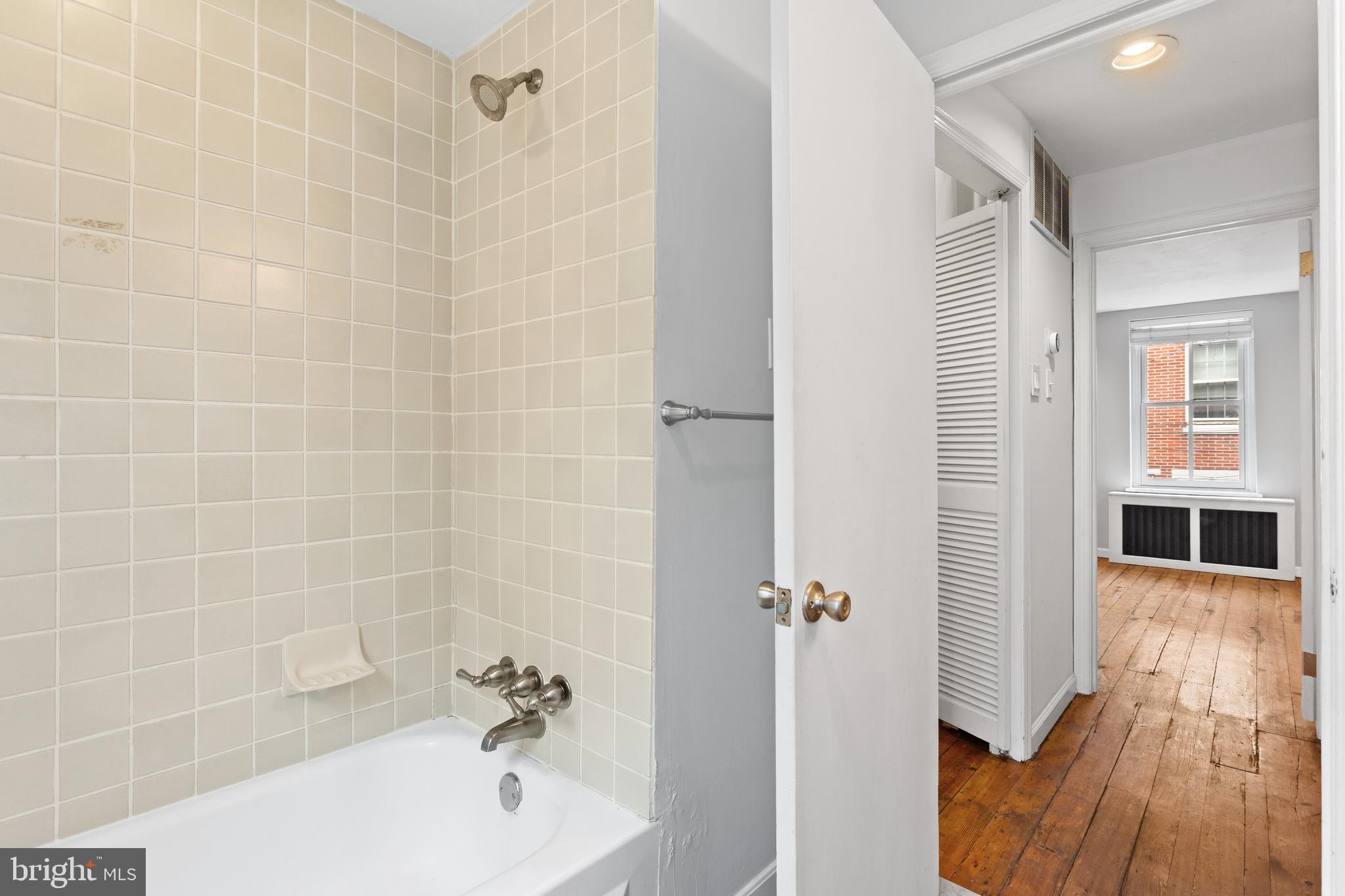 504 Kauffman Street Philadelphia, PA 19147 - Photo 27 of 34 a bathroom with a bathtub