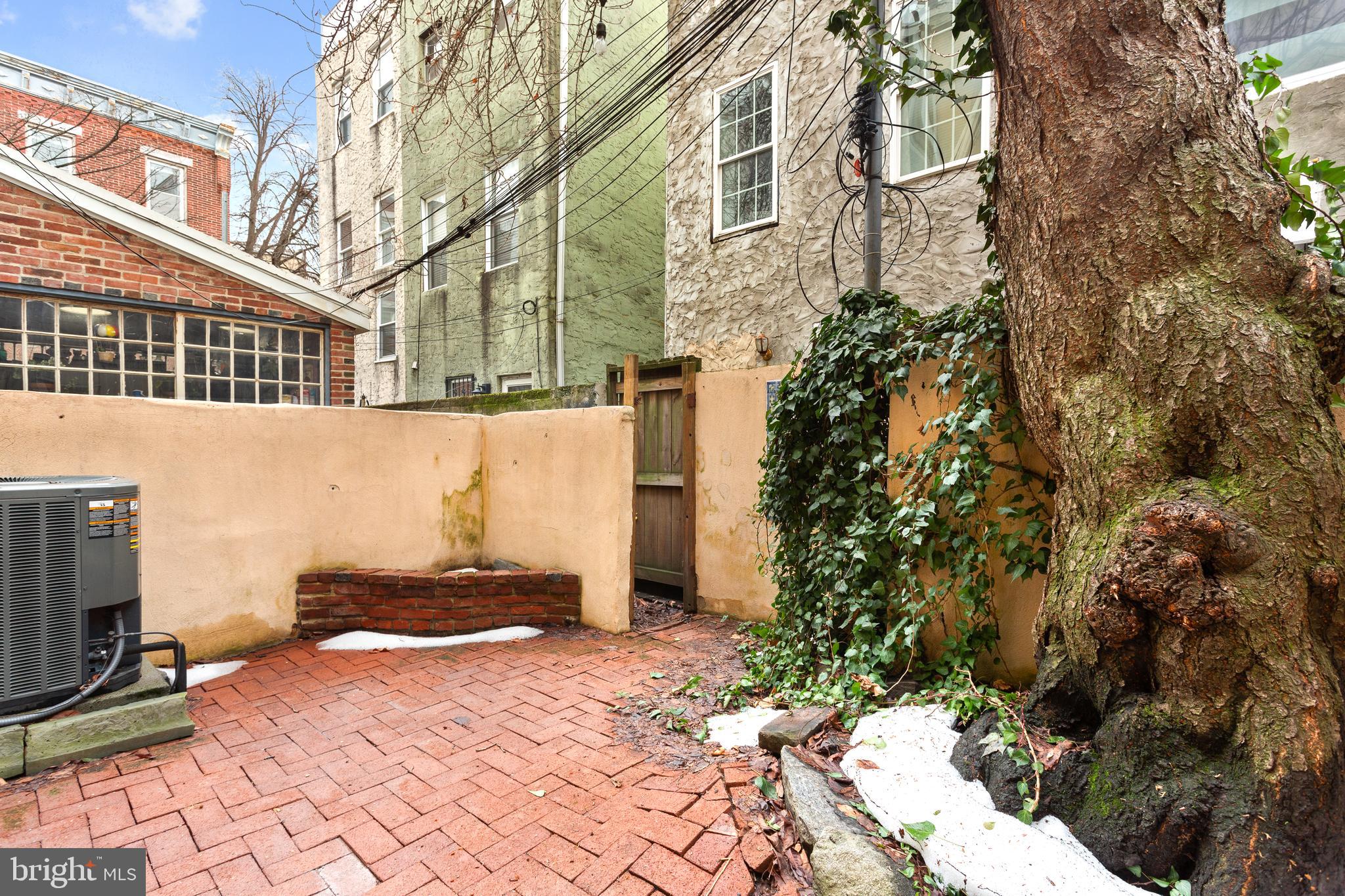 504 Kauffman Street Philadelphia, PA 19147 - Photo 31 of 34 a backyard of a house