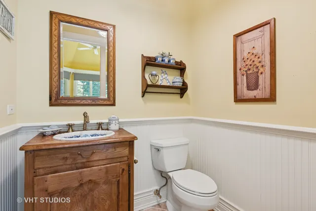 a view of a livingroom with furniture and a ceiling fan