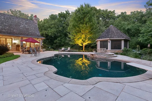 a picture of a wall with a white comforter