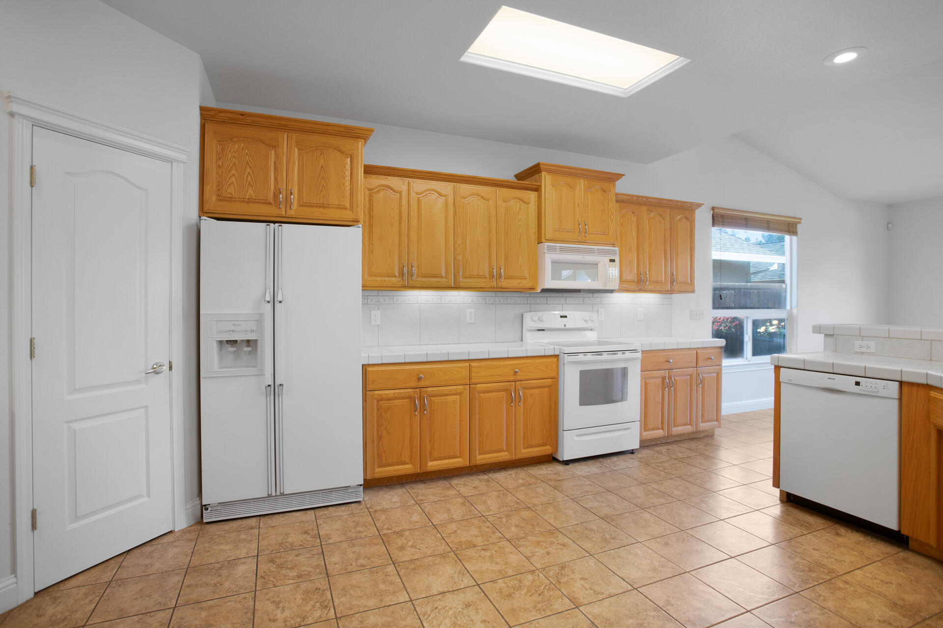 655 Mammoth Path Redding, CA 96003 - Photo 12 of 38 Kitchen