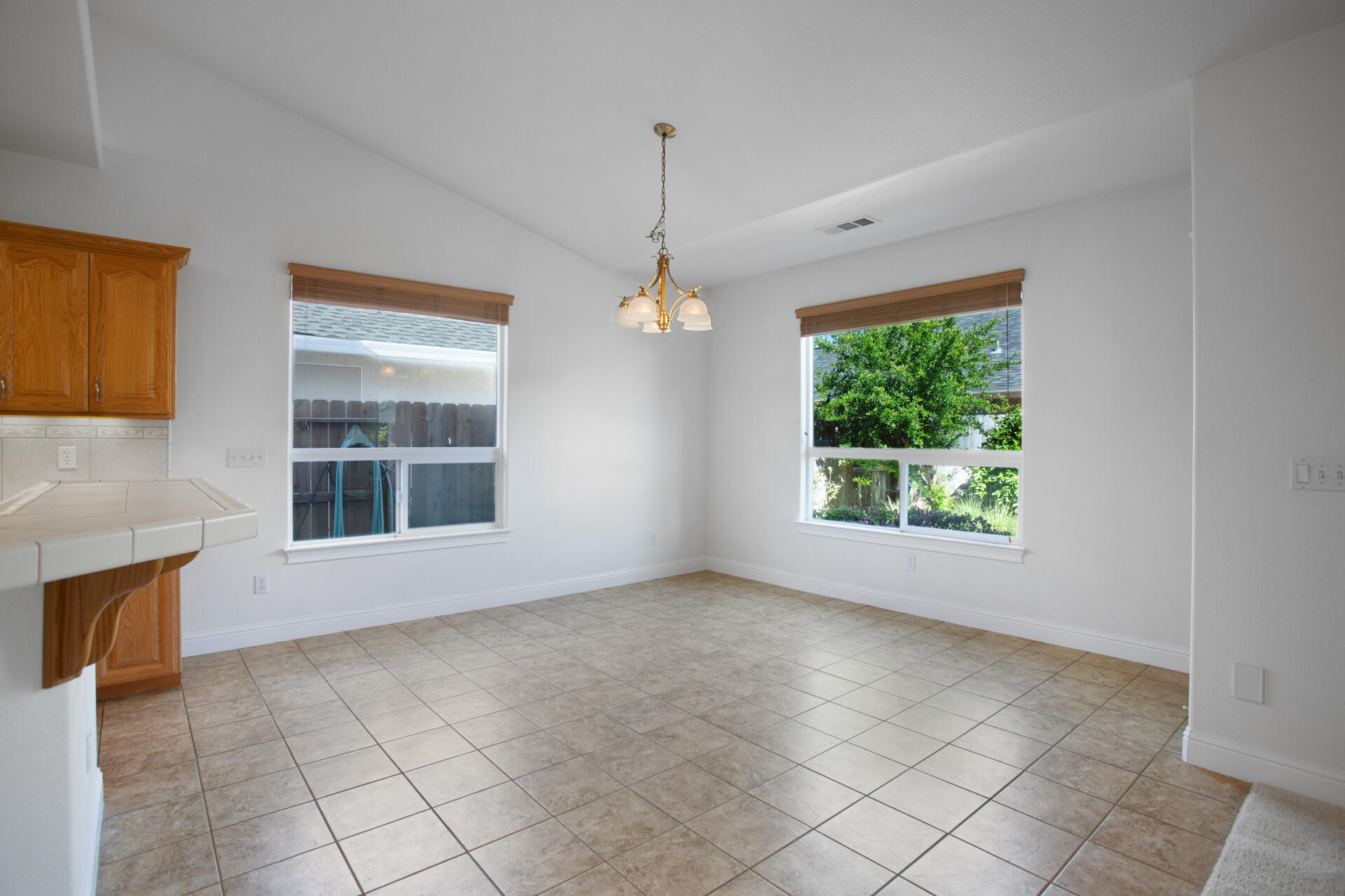 655 Mammoth Path Redding, CA 96003 - Photo 14 of 38 Dining Area