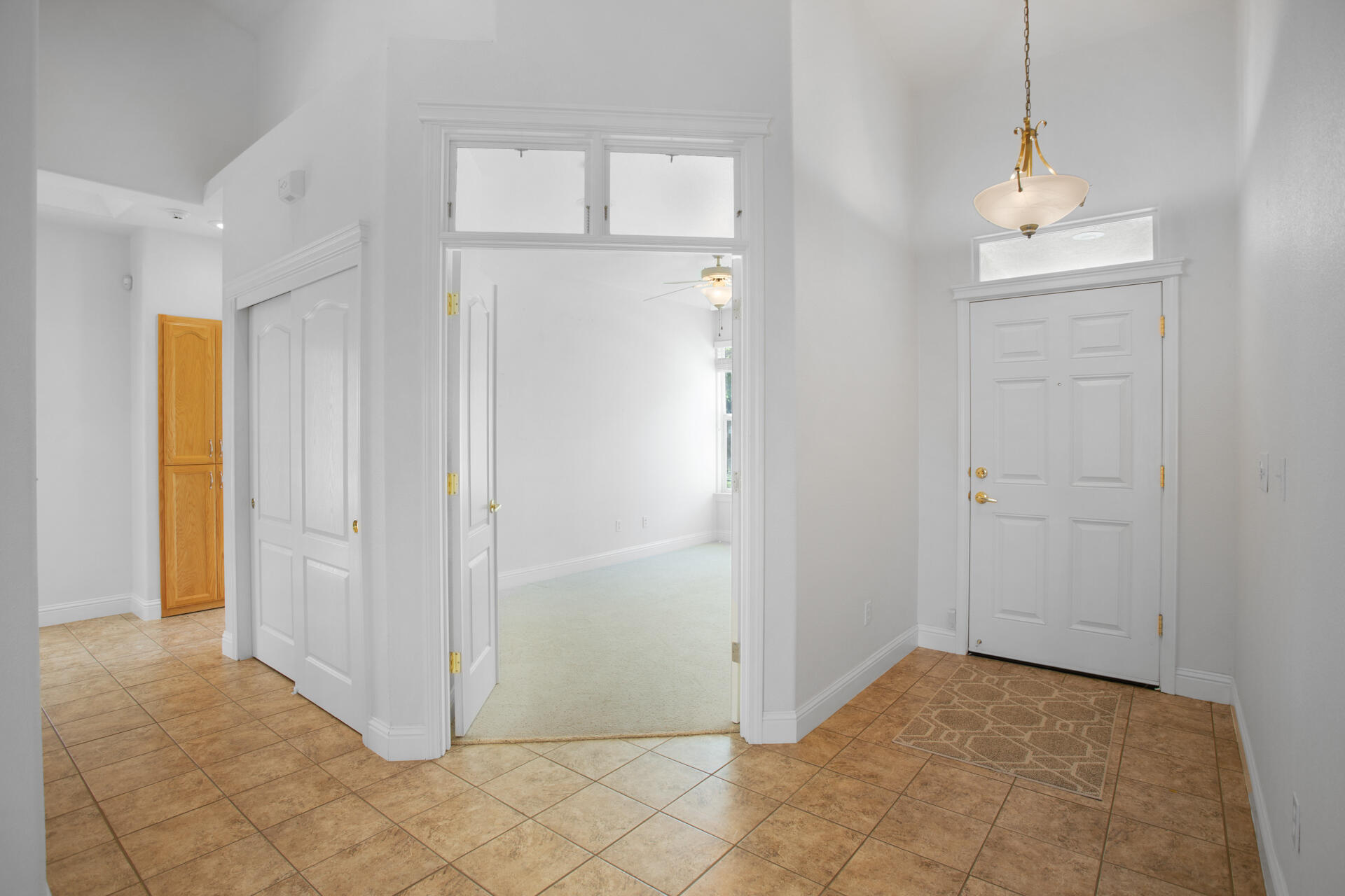 655 Mammoth Path Redding, CA 96003 - Photo 15 of 38 Hallway