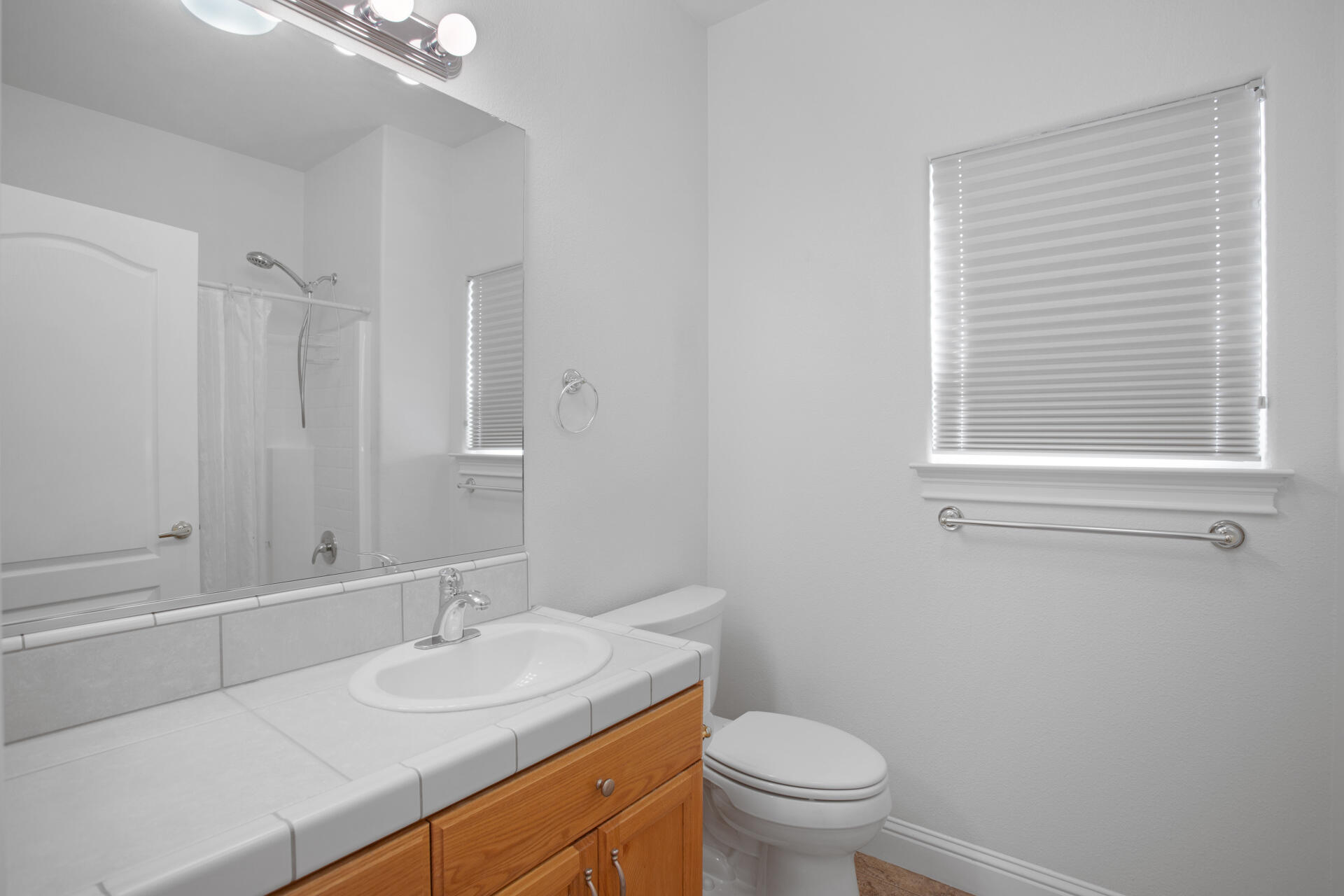 655 Mammoth Path Redding, CA 96003 - Photo 18 of 38 Bathroom