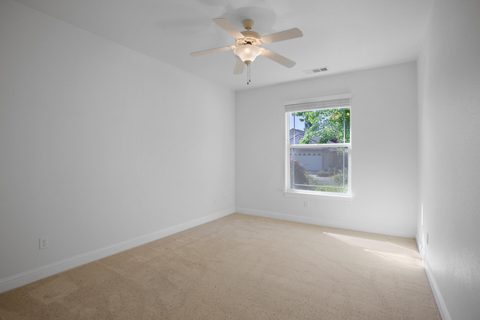 655 Mammoth Path Redding, CA 96003 - Photo 20 of 38 Bedroom #2